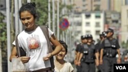 Petugas keamanan Tiongkok terus meningkatkan keamanan di wilayah minoritas Uighur dan migran suku Han di Xinjiang (Foto: dok).