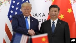 資料照片：美國總統逐步與中國國家主席習近平在大阪稱為的G20峰會上握手。（2019年6月29日）