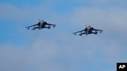 Dua pesawat tempur Inggris terlihat terbang di angkasa RAF Akrotiri, pangkalan udara dekat pantai Limassol, Siprus (3/12), setelah melakukan serangan udara yang menarget ISIS di Suriah.