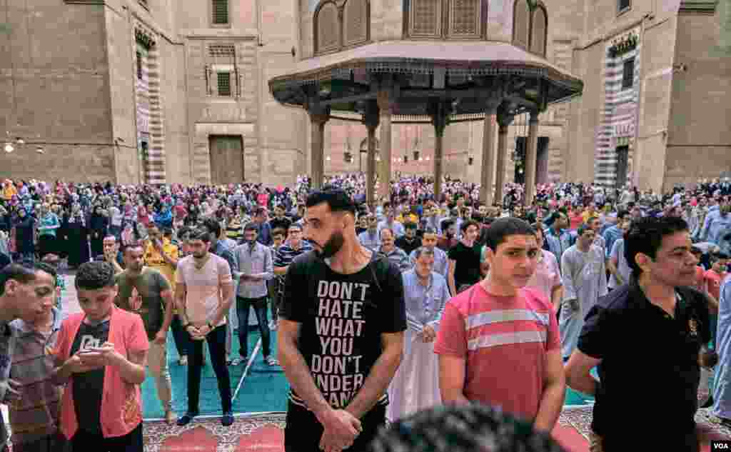 More than 3,000 Muslim worshipers gathered for the prayers of Eid Al-Adha at the ancient mosque of Sultan Hassan in Old Cairo. (H. Elrasam/VOA)