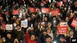 박근혜 한국 대통령의 파면이 결정된 10일, 서울 광화문 광장에서 시민들이 탄핵 지지 촛불집회에 참가했다.