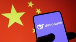 以中國國旗為背景的手機上的DeepSeek應用程式標誌（2025年1月29日）