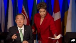 Sekjen PBB Ban Ki-Moon (kiri) dan Presiden Brasil Dilma Rousseff saat memberikan pidato pembukaan KTT Lingkungan di Rio de Janeiro, Brasil (20/6). 