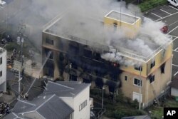 Asap mengepul dari bangunan tiga lantai "Kyoto Animation" saat terjadinya kebakaran di Kyoto, Jepang barat, Kamis, 18 Juli 2019.