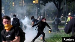 Seorang pengunjuk rasa ketika melakukan demonstrasi menentang kematian George Floyd di tahanan polisi Minneapolis, 1 Juni 2020. (Foto: Reuters/Bastiaan Slabbers)