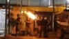 Tentara menembakkan gas air mata ke arah demonstran Palestina selama protes anti-Israel atas ketegangan di Yerusalem, di pos pemeriksaan Qalandiya antara Ramallah dan Yerusalem, di Tepi Barat yang diduduki, pada 11 Mei 2021. (Foto: AFP)