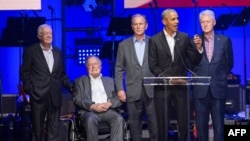 Dari kiri ke kanan: Mantan Presiden AS, Jimmy Carter, George H. W. Bush, George W. Bush, Barack Obama dan Bill Clinton yang menghadiri konser amal di College Station, Texas, 21 Oktober 2017.