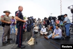 Sersan Patrick Swanton, juru bicara Kantor Polisi Waco, berbicara pada media dekat restoran Twin Peaks di mana seorang anggota geng motor ditembak mati di Waco, Texas, 19 Mei 2015.