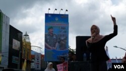 Seorang aktivis hak asasi manusia memberikan pidato pada peringatan Hari Hak Asasi Manusia Internasional di Banda aceh, Aceh. (Foto: VOA)
