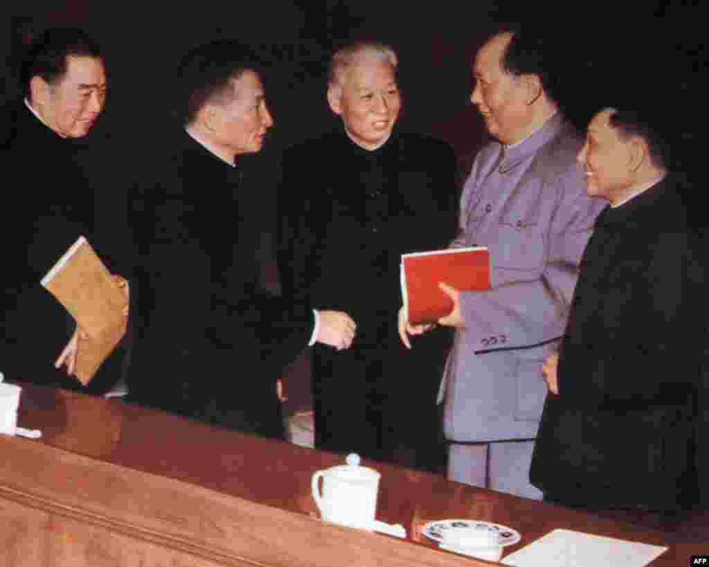 1962年,5位中共政治局常委在北京的中共中央委员会会议上。左起:周恩来,陈云,刘少奇,毛泽东,邓小平。在这张照片的原版上,两侧还有朱德和林彪。他们按照地位的排名顺序是:毛泽东,刘少奇,周恩来,朱德,陈云,林彪,邓小平。这七个人里,刘少奇是文革的最大受害者。文革开始不久,就从第二号领导人降为第八号,后来被批斗,被戴上叛徒、内奸和工贼的帽子迫害致死。