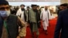 Mullah Abdul Ghani Baradar (tengah) dan anggota Taliban lainnya tiba untuk pembicaraan damai dengan Afghanistan di Moskow, 18 Maret 2021. (Foto: AFP)
