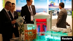 中国核工业集团公司在2014年10月法国举行的世界核工业展览会上展示中国核电站的模型。