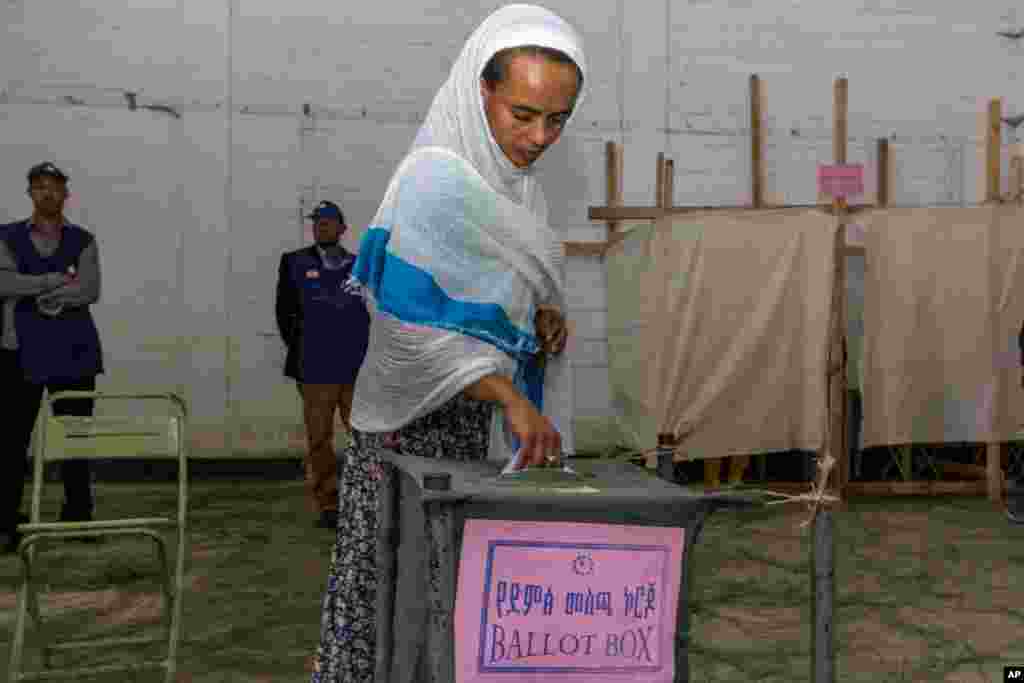 A woman casts her vote in Ethiopia's general election in Addis Ababa, May 24, 2015.