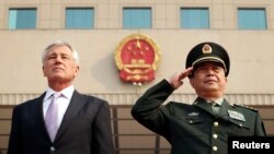 美防长哈格尔（左）和中国防长常万全4月8日在中国国防部举行的欢迎仪式上