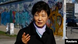 독일을 방문 중인 박근혜 한국 대통령이 27일 베를린의 DMZ 전시관을 찾았다.
