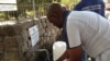 Pessoas abastecem água em fontenários públicos devido à seca na Cidade do Cabo, África do Sul