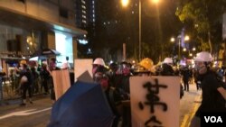香港特首林鄭月娥及中國國務院港澳辦發言人楊光都表示，反送中示威者的光復香港，時代革命口號，挑戰一國兩制。 （美國之音/湯惠芸）