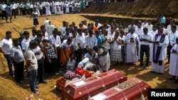 Upacara pemakaman para korban serangan bom di sebuah tempat pemakaman dekat gereja St. Sebastian di Negombo, Sri Lanka, Selasa (23/4). 