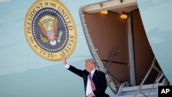Presiden Donald Trump melambaikan tangan saat tiba dengan pesawat kepresidenan Air Force One di Bandara Internasional Miami di Miami, 16 April 2018. 