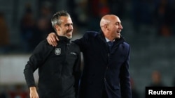 Pelatih tim nasional putri Spanyol, Jorge Vilda (kiri) bersama Presiden Federasi sepak bola Spanyol, Luis Rubiales saat Piala Dunia putri lalu (foto: dok). 