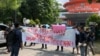 Mahasiswa Universitas Sumatera Utara (USU) melakukan orasi menuntut agar oknum dosen jurusan sosiologi yang diduga melakukan pelecehan seksual dipecat, Senin, 27 Mei 2019. (Foto: VOA/Anugrah Andriansyah)