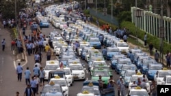 Barisan taksi dalam demonstrasi terhadap aplikasi taksi seperti Grab dan Uber di Jakarta (22/3). (AP/Achmad Ibrahim)