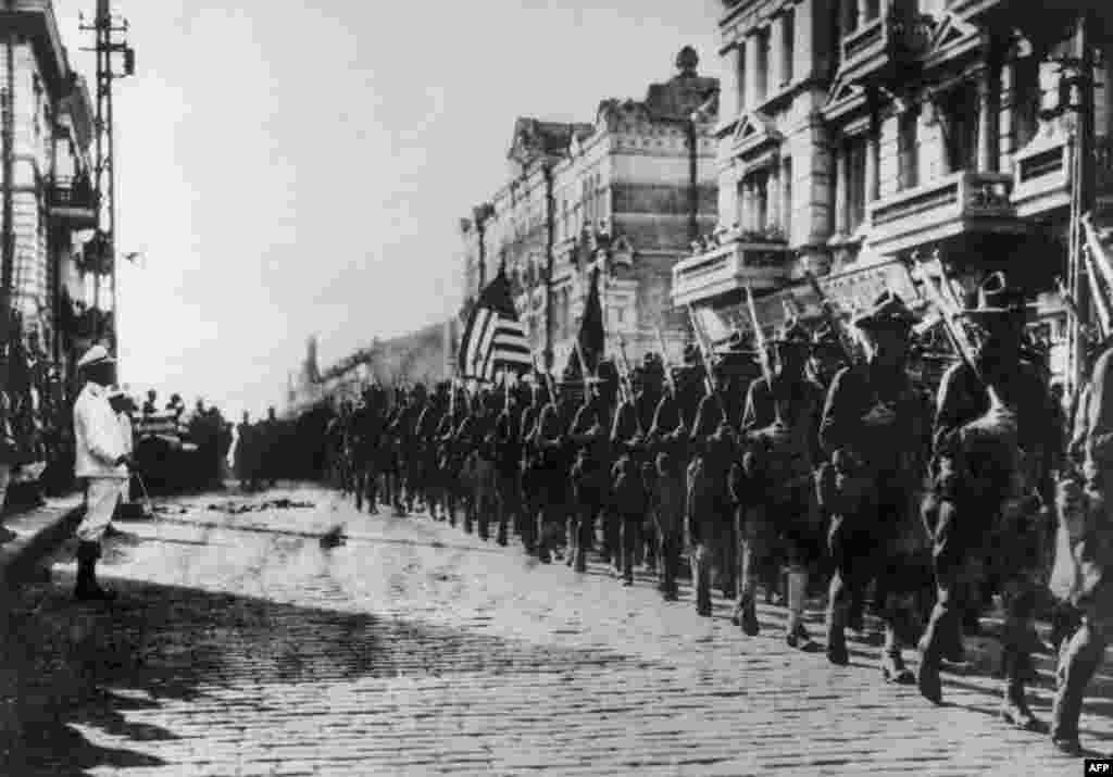1920年美国陆战队抵达符拉迪沃斯托克,以支持西伯利亚的反革命势力。在十月革命后不久,俄罗斯陷入内战,一方是激进的共产主义者和布尔什维克革命者组成的红军,另一方是保皇派、保守派、自由派和温和社会主义者组成的白军。
