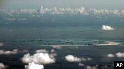 美国军用飞机从高空拍摄的照片显示，中国在南中国海有争议岛屿美济礁进行填海造岛工程。