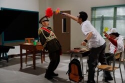 Public Broadcaster, Radio Television Hong Kong (RTHK), will suspend a long-running political satirical television show "Headliner" after it received a government reprimand on insulting the Hong Kong police officers.