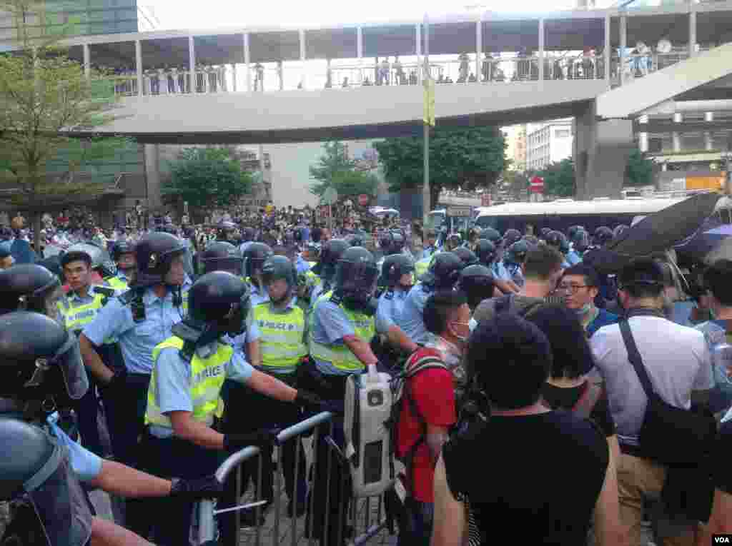 港人聲援佔中抗拒警方封鎖中環金鐘多處癱瘓(美國之音海彥拍攝)