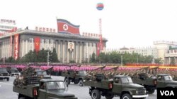 Militer Korea Utara dalam sebuah parade di Pyongyang (foto: dok). Militer Korut melakukan latihan perang dekat perbatasan yang disengketakan.