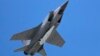 Sebuah jet MiG-31K Angkatan Udara Rusia membawa rudal hipersonik Kinzhal selama parade militer Hari Kemenangan. Ukraina mengatakan pada Selasa (16/5) bahwa pihaknya telah menembak jatuh enam rudal hipersonik canggih Rusia. (Foto: AP)
