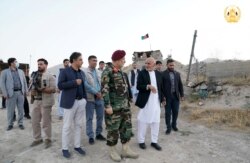 Presiden Afghanistan Ashraf Ghani dan penjabat Menteri Pertahanan Bismillah Khan Mohammadi mengunjungi korps militer di Kabul, Afghanistan, 14 Agustus 2021. (Foto: Afghan Presidential Palace via Reuters)
