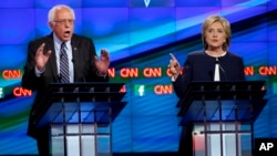 Senator Bernie Sanders dan Hillary Clinton dalam debat pertama kandidat calon presiden Partai Demokrat di Las Vegas (13/10).