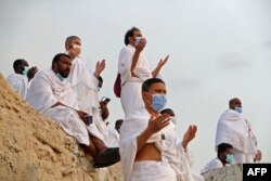 Jamaah haji berdoa di Padang Arafah, yang juga dikenal sebagai Jabal al-Rahma di tenggara kota suci Mekkah, selama puncak musim haji di tengah pandemi COVID-19 pada 30 Juli 2020. (Foto: AFP)