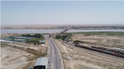 نمایی از مرز ازبکستان و افغانستان: پل دوستی بر فراز دریای آمو حیرتان، ولایت بلخ را به ترمذ منطقه سرخان دریا، ازبکستان، متصل می کند.