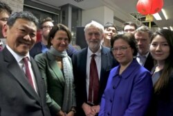 Christine Lee (ketiga dari kanan) terlihat bersama pemimpin Partai Buruh Inggris Jeremy Corbyn (tengah) dan anggota parlemen Inggris Catherine West (kedua dari kiri) dalam foto yang diunggah ke halaman Facebook British Chinese Project pada 12 Februari 2016. (Foto: Facebook)