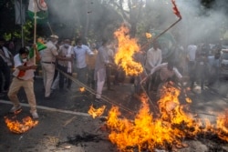 Pendukung Partai Kongres oposisi India membakar dan memukuli patung kepala menteri negara bagian Uttar Pradesh, Yogi Adityanath dalam aksi protes terhadap pemerkosaan dan pembunuhan geng terhadap seorang perempuan di New Delhi, India, Rabu, 30 September 2020.