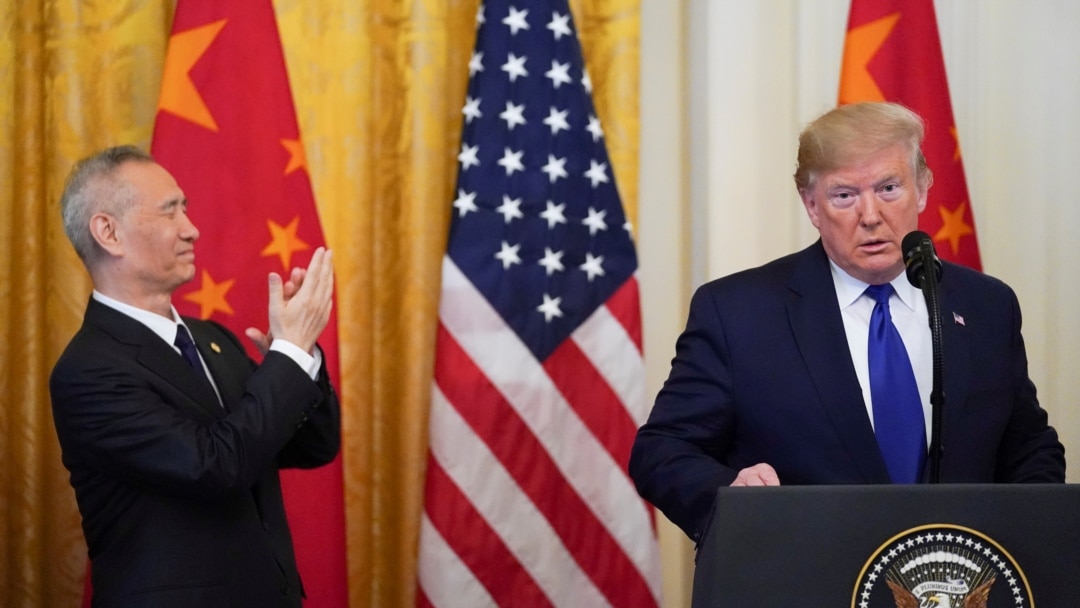時任美國總統特朗普在白宮美中第一階段經貿協議簽署儀式上講話時中國副總理劉鶴鼓掌(路透社2020年1月15日)