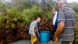 Daniel Sarchiolo trabalhando como voluntário na Comunidade Ninho Verde, Iaras, São Paulo.