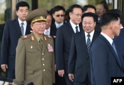 朝鲜国防委员会副委员长、军队总政治局长黄炳誓次帅（穿军装者）与朝鲜劳动党中央书记崔龙海等官员离开仁川的酒店。（2014年10月4日）
