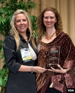 Layli Miller-Muro (kanan) ketika menerima 2010 BRAVA! Women Business Achievement Award.