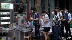 香港民眾週二在報攤前排隊購買蘋果日報表達對黎智英的支持。