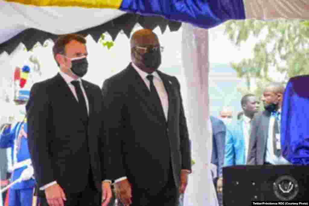 Président Félix Tshisekedi ya RDC mpe mokambi ya Union africaine (G) atelemi na mwana ya nkono maréchal Idriss Deby, général Mahamat Idriss Deby mokambi ya bokonzi ya basoda na N'Djamena na Tchad, 23 avril 2021. (Twitter/Présidence RDC)