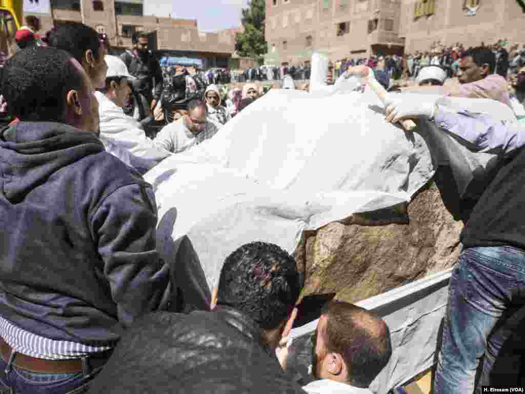 Archaeologists covers the statue before transporting.