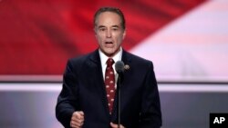 纽约州共和党籍国会众议院克里斯·科林斯在克利夫兰举行的共和党全国代表大会的第二天发表讲话。（2016年7月16日）