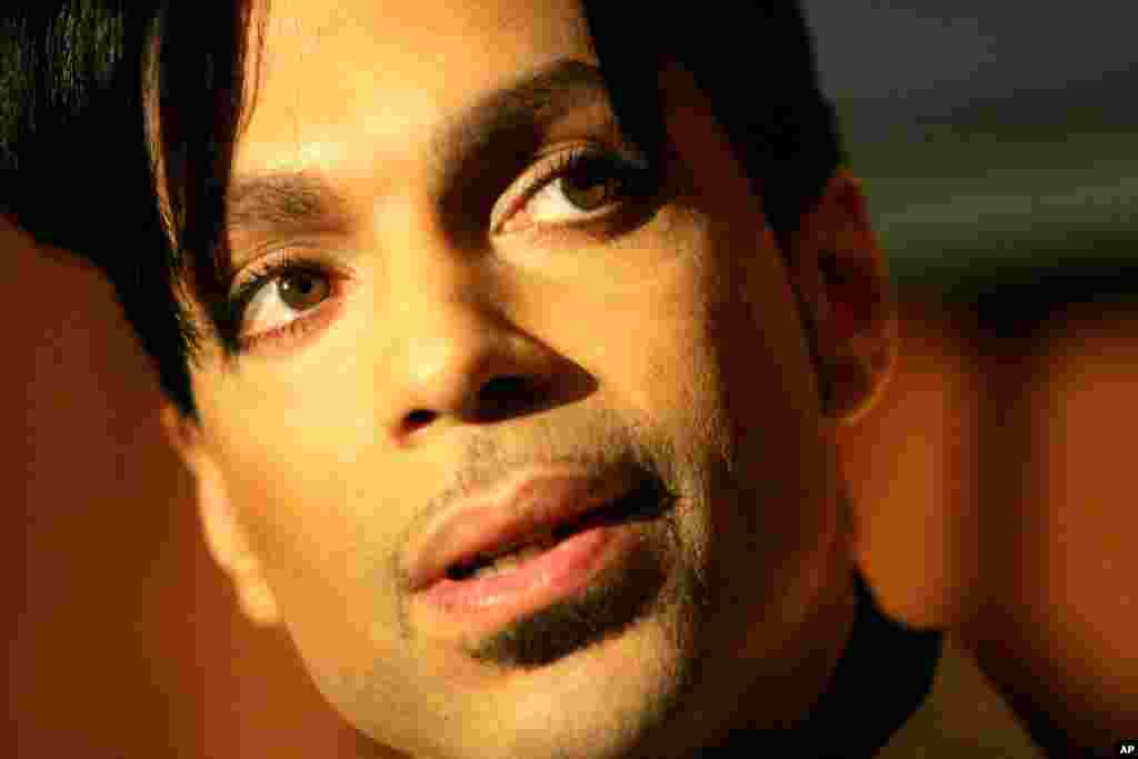 Prince berbicara dalam konferensi pers mengenai kesepakatan antara ia dan Universal Records dan lagunya "Te Amo Corazon," di Beverly Hills, California, 2005. (AP/Danny Moloshok)
