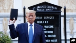 Donald Trump em frente à Igreja St. John, em Washington
