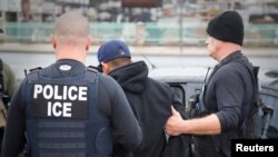 美國突襲逮捕非法移民680多人