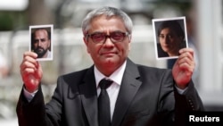 محمد رسول‌اف، کارگردان سرشناس ایرانی، که اخیرا به صورت غیرقانونی از کشور خارج شده است، با در دست داشتن تصاویر سهیلا گلستانی و میثاق زارع، دو بازیگر فیلم «دانه انجیر معابد» روی فرش قرمز جشنواره کن حاضر شد. (جمعه ۴ خرداد ۱۴۰۳)